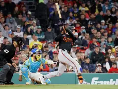Orioles hang on to win nightcap against the Red Sox 2-1